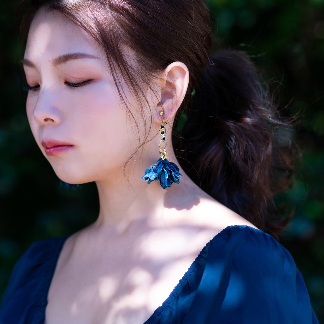 Shiraishi 扭转梦境蓝紫蜡染布花蓝砂石耳环 - 耳环/耳夹 - 其他材质 蓝色