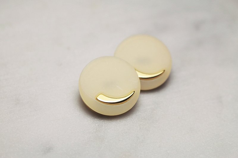 // VÉNUS觅饰 白系 典雅耳环耳夹 // ve144 - 耳环/耳夹 - 塑料 白色