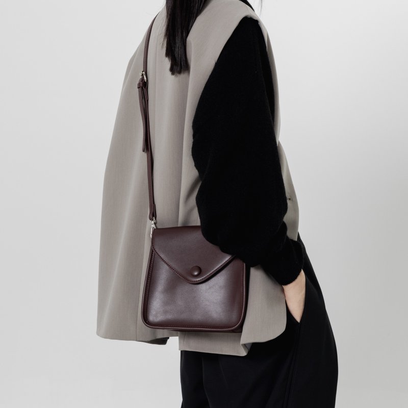 售罄欣賞 酒紅色  軟軟翻蓋小方包 極簡質感隨行單肩斜背挎包 - 侧背包/斜挎包 - 人造皮革 红色