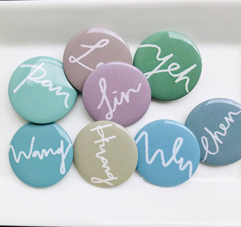 (客订)你的名字 姓氏徽章 - 徽章/别针 - 其他金属 多色