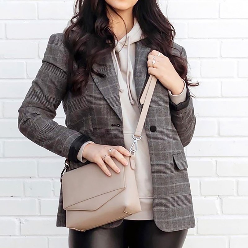 GABRIELLE 简约侧背斜背包 (Vegan/纯素皮革)  - Stone - 侧背包/斜挎包 - 人造皮革 