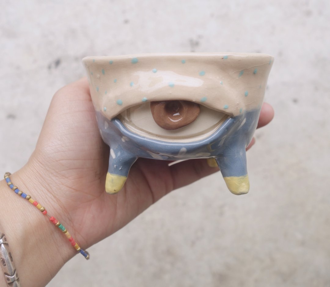 Handmade ceramic pot 1big eye monster :) - 植栽/盆栽 - 陶 多色