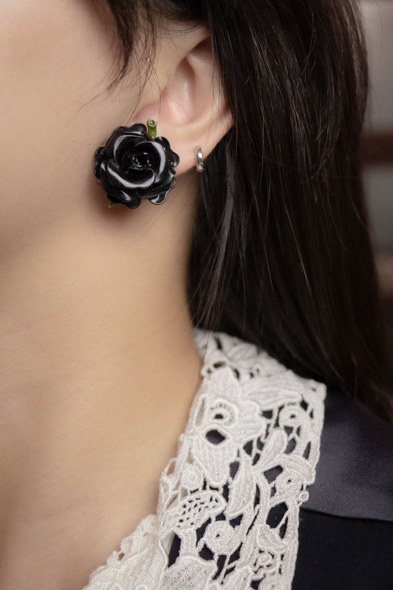 美国古董 立体漆面黑玫瑰雕塑花 胸针耳夹两件套组 - 耳环/耳夹 - 其他材质 黑色