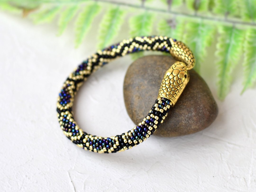 Gold snake bracelet, Ouroboros jewelry, Beaded bracelet for women - 手链/手环 - 玻璃 金色