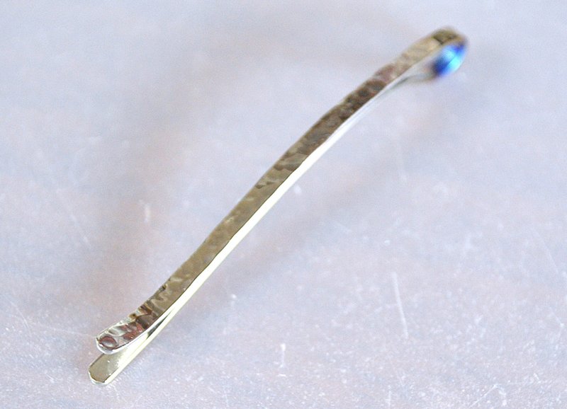 略带成熟的纯钛发夹，圆形锤纹饰面，Butt 蓝 A - 发饰 - 其他金属 银色