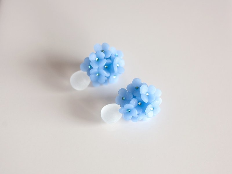 Shizuku and hydrangea earrings / blue - 耳环/耳夹 - 粘土 蓝色