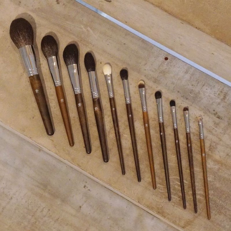 【媲美白凤堂的质感】黑坛木纹手工化妆刷套装 - 彩妆刷具/镜子/梳子 - 羊毛 卡其色