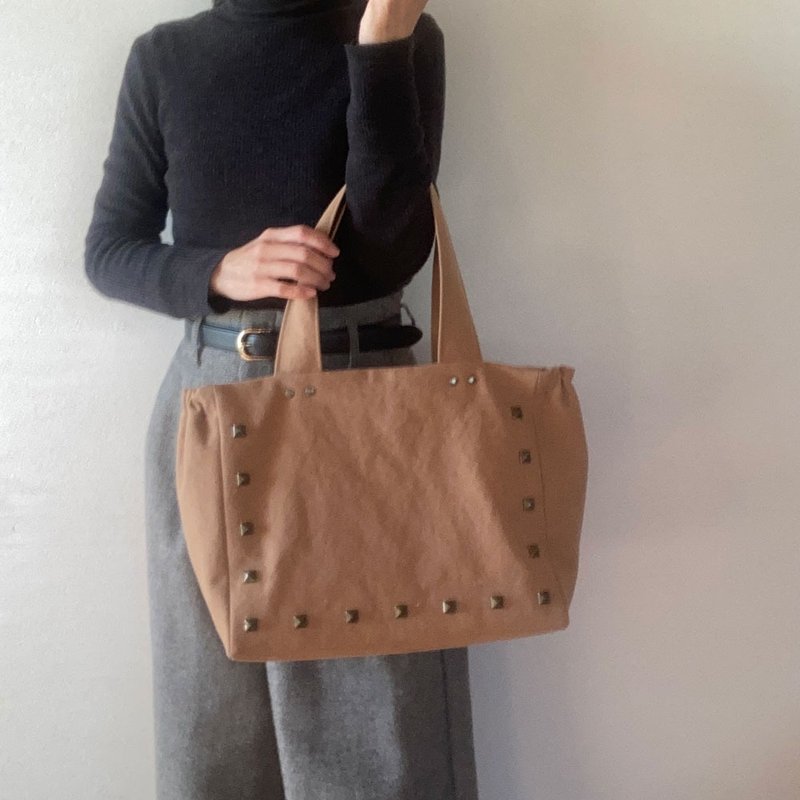 Gathered Tote Bag    Magazine Studs   canvas　 dark beige    A4 - 手提包/手提袋 - 棉．麻 咖啡色