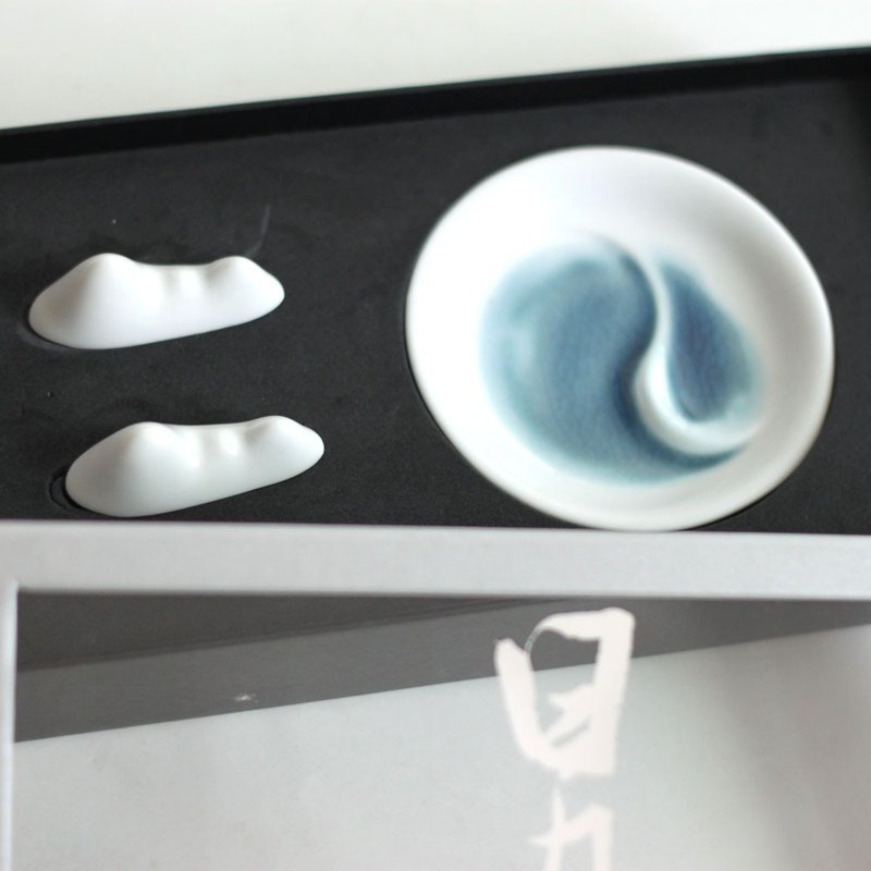 山明水秀 日月碟架组+巧克力随行筷二组 食具组合 - 筷子/筷架 - 瓷 白色