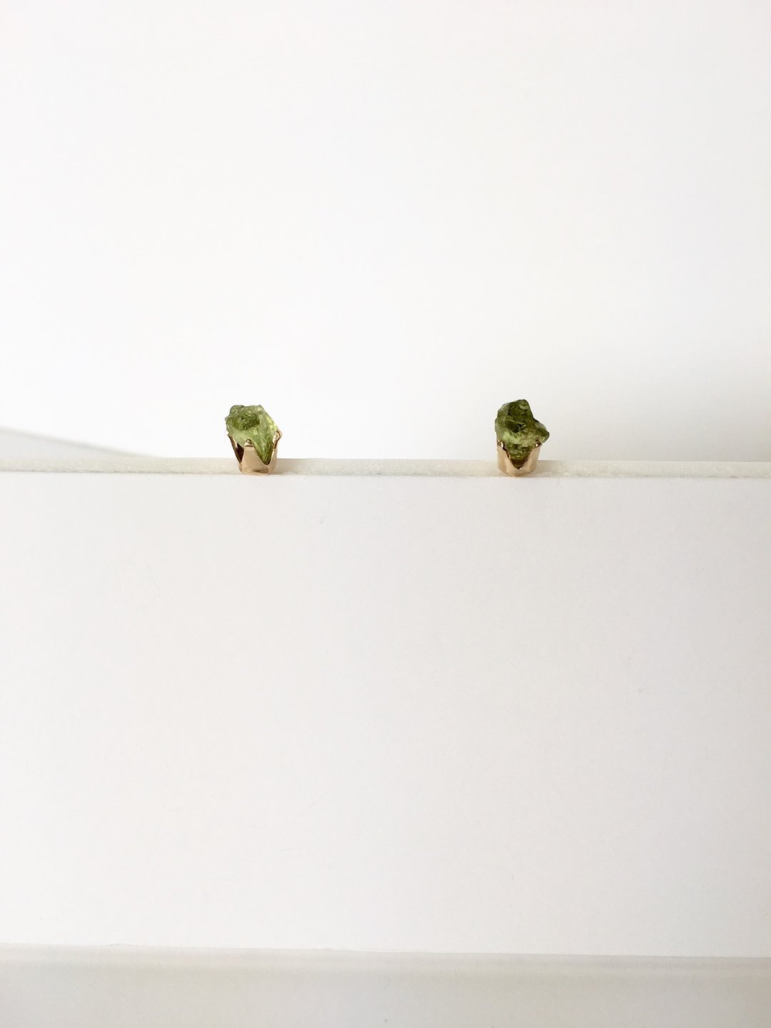 Peridot stud-earring 14 kgf - 耳环/耳夹 - 宝石 绿色