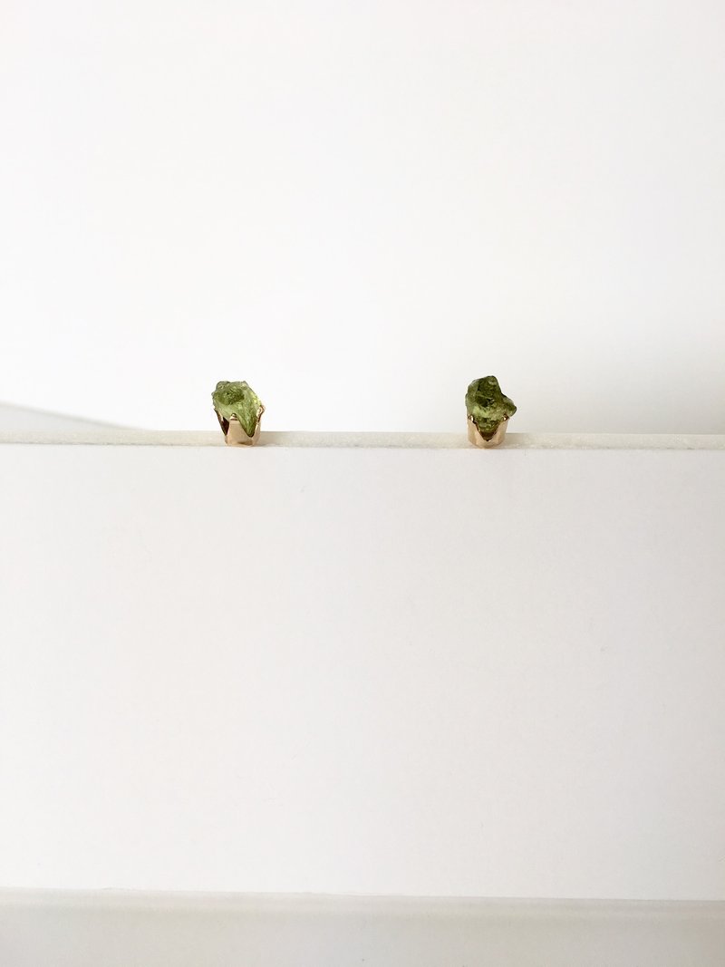 Peridot stud-earring 14 kgf - 耳环/耳夹 - 宝石 绿色