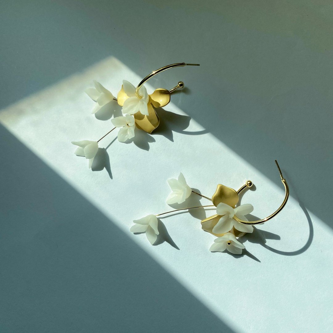 Daphne 瑞香-树脂白花耳圈 - 耳环/耳夹 - 粘土 白色