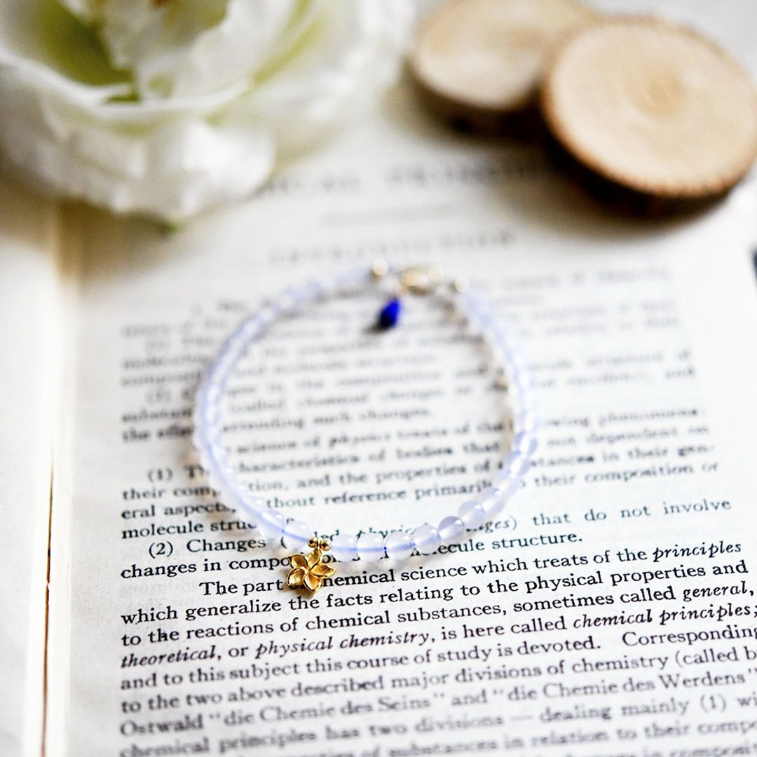 Stone chalcedony, symbolizing people's ties, lapis lazuli and plumeria bracelet - 手链/手环 - 宝石 蓝色