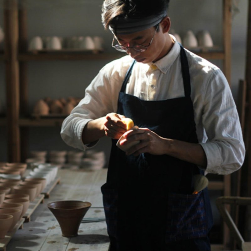 大號 藍染手作深藍棉布 廚房工作圍裙 手織布口袋拼接 均碼可調節 - 围裙 - 棉．麻 蓝色