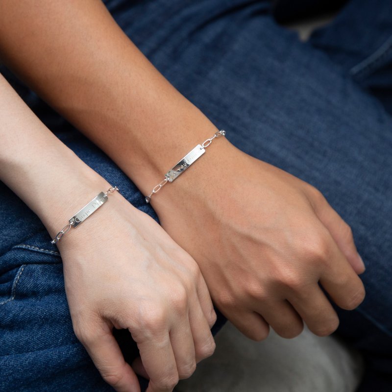 【定制化礼物】回纹针吊牌手链 情人对链 英文字母 数字 纪念日 - 手链/手环 - 铜/黄铜 银色