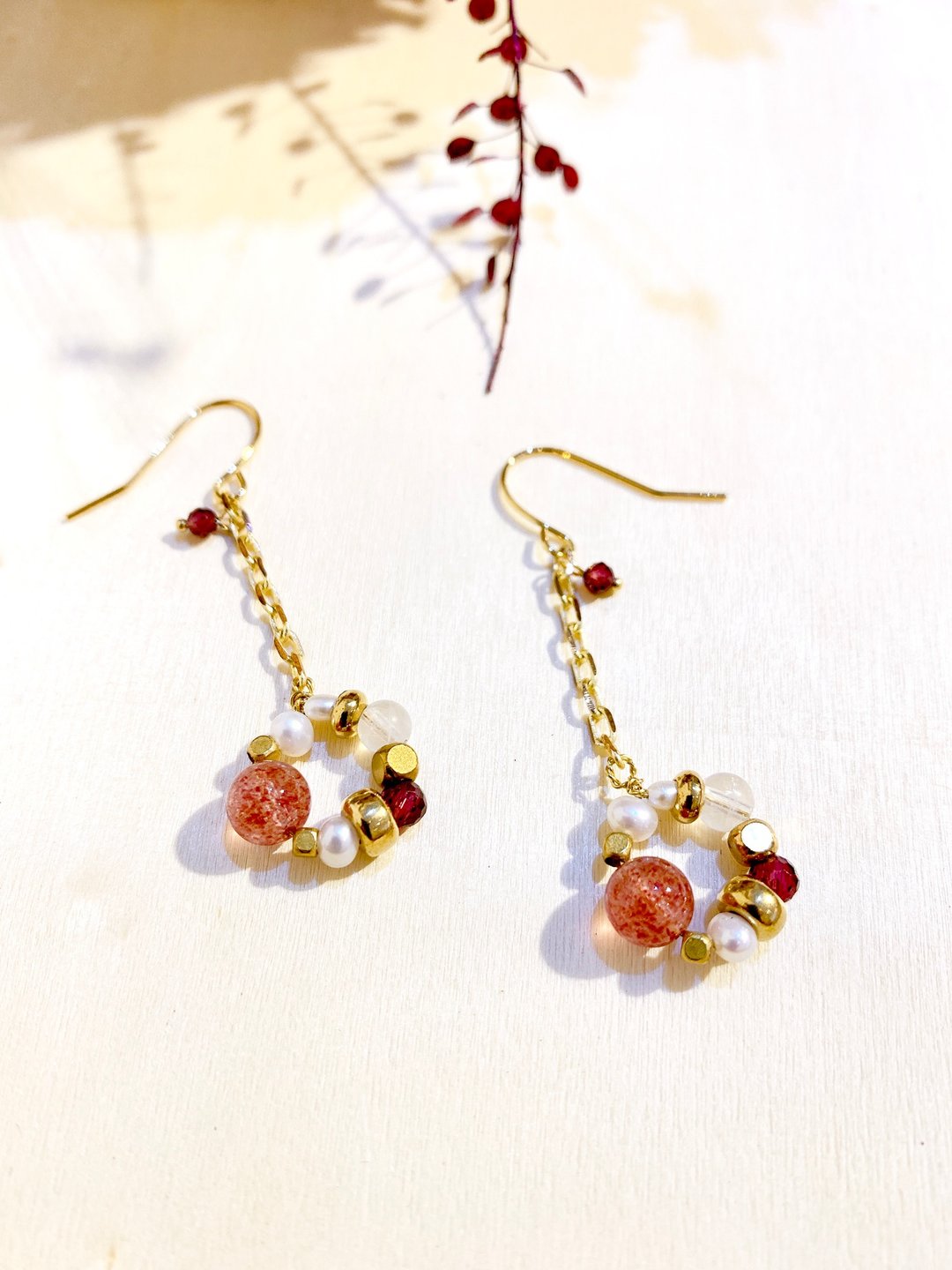 Ops Pearl earrings-珍珠/草莓晶/石榴石/耳环/气质/黄铜包金 - 耳环/耳夹 - 宝石 橘色