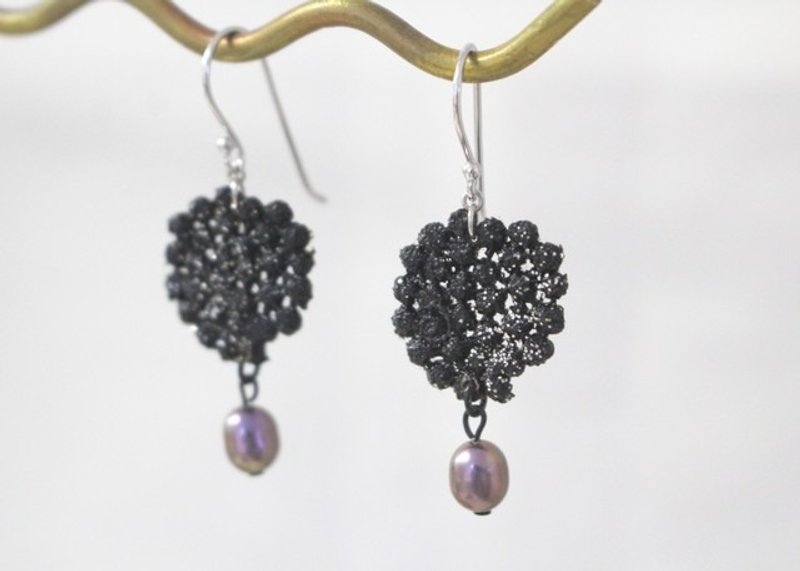 Lacquer lace earrings Clip-On 1 - 耳环/耳夹 - 其他材质 黑色