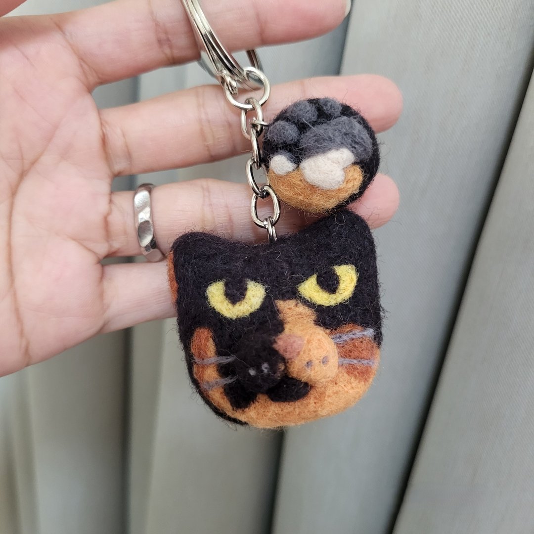 佩宁手作+兔娟画猫+猫头钥匙圈.玳瑁猫羊毛毡│吊饰.猫咪挂件│ - 钥匙链/钥匙包 - 羊毛 