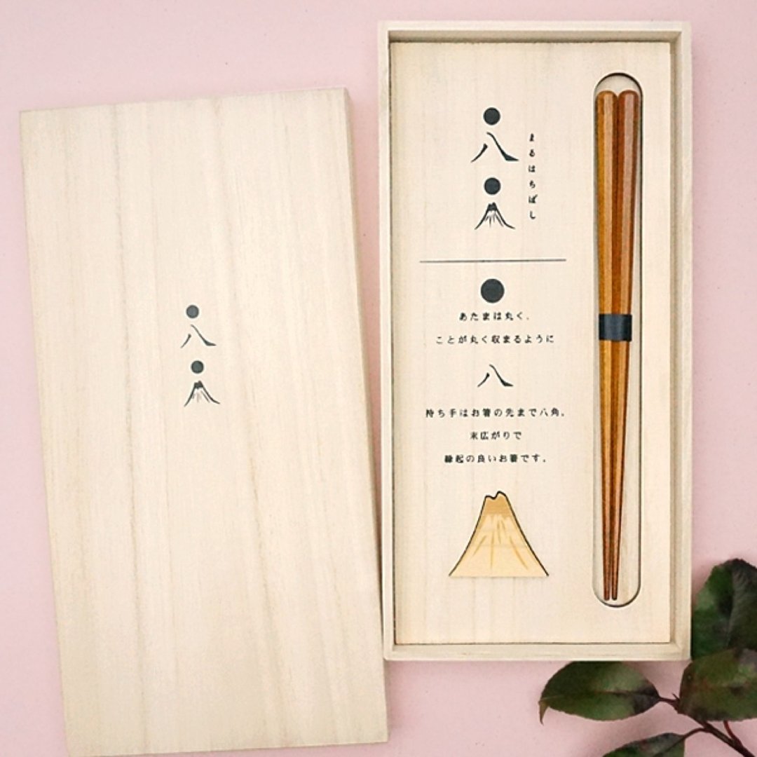 孝卫卫门筷子/筷架套装丸八/苏里漆尺寸 1 双筷子，1 个筷架，泡桐盒。筷架是富士山造型的筷架。形状像汉字“八”，末端加宽，呈吉祥形状。 - 筷子/筷架 - 木头 