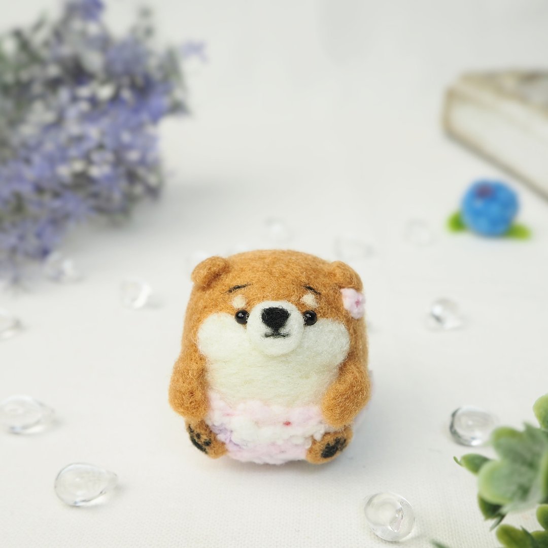小柴犬穿着绣球花裤（红柴犬、黑柴犬、白柴犬）羊毛毡 - 玩偶/公仔 - 羊毛 粉红色