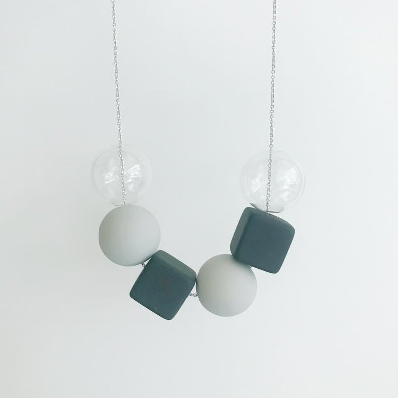 LaPerle 灰黑 型格 圣诞礼物  几何 玻璃珠 泡泡 圆珠 透明 项链  颈链  项链 颈链 生日礼物 Plastic Ball Black Grey Necklace Christmas gift Xmas - 颈链 - 玻璃 黑色