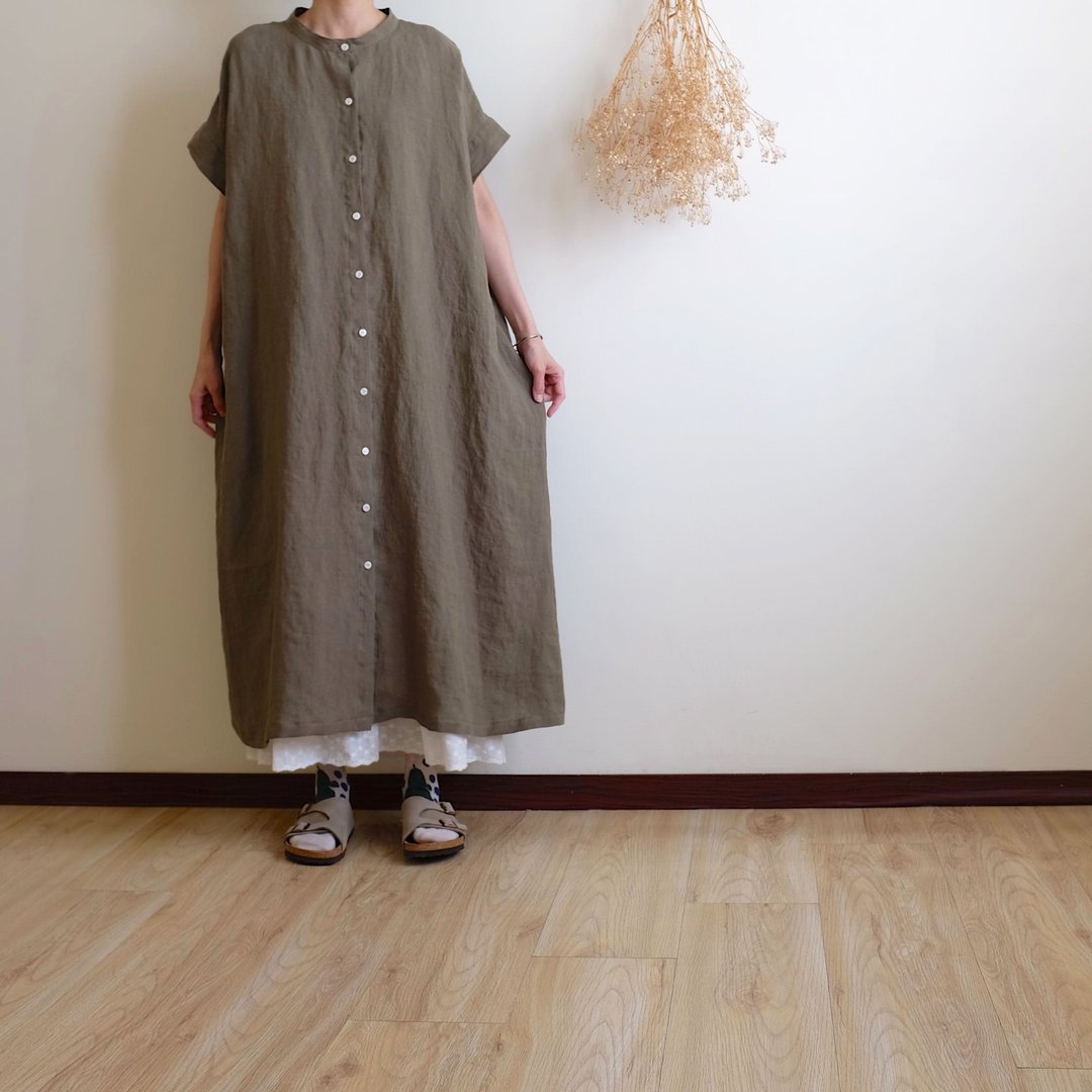 日常手作服  茶绿色亨利小立领开扣短袖洋装 水洗亚麻 - 洋装/连衣裙 - 棉 绿色