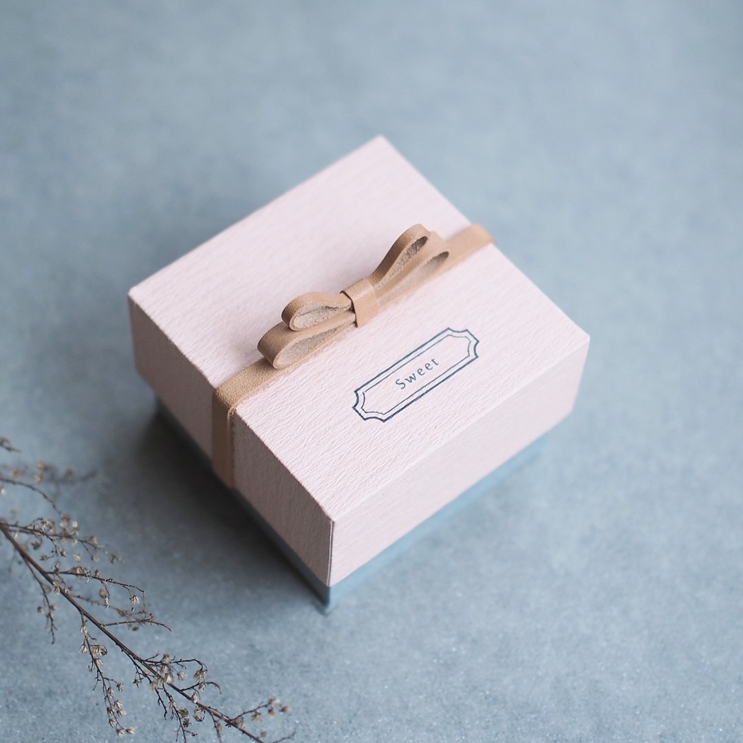 Engravable/Sweet Sakura) 55x55mm Butterfly Ribbon Convey your feelings Gift box with genuine leather Paste box Sharp corners / Inner paste finish - 包装材料 - 纸 粉红色