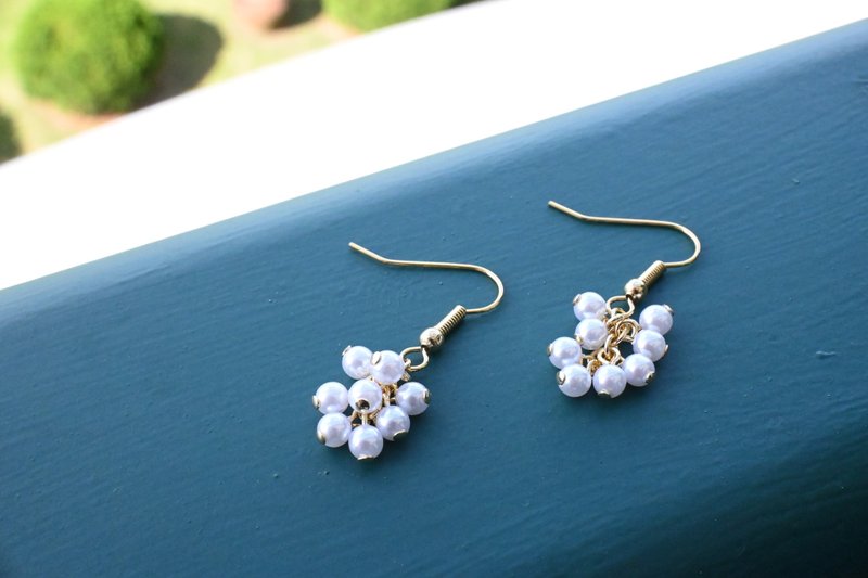 minimalist pearl earrings (gold) • 极简主义珍珠耳环 - 耳环/耳夹 - 珍珠 白色