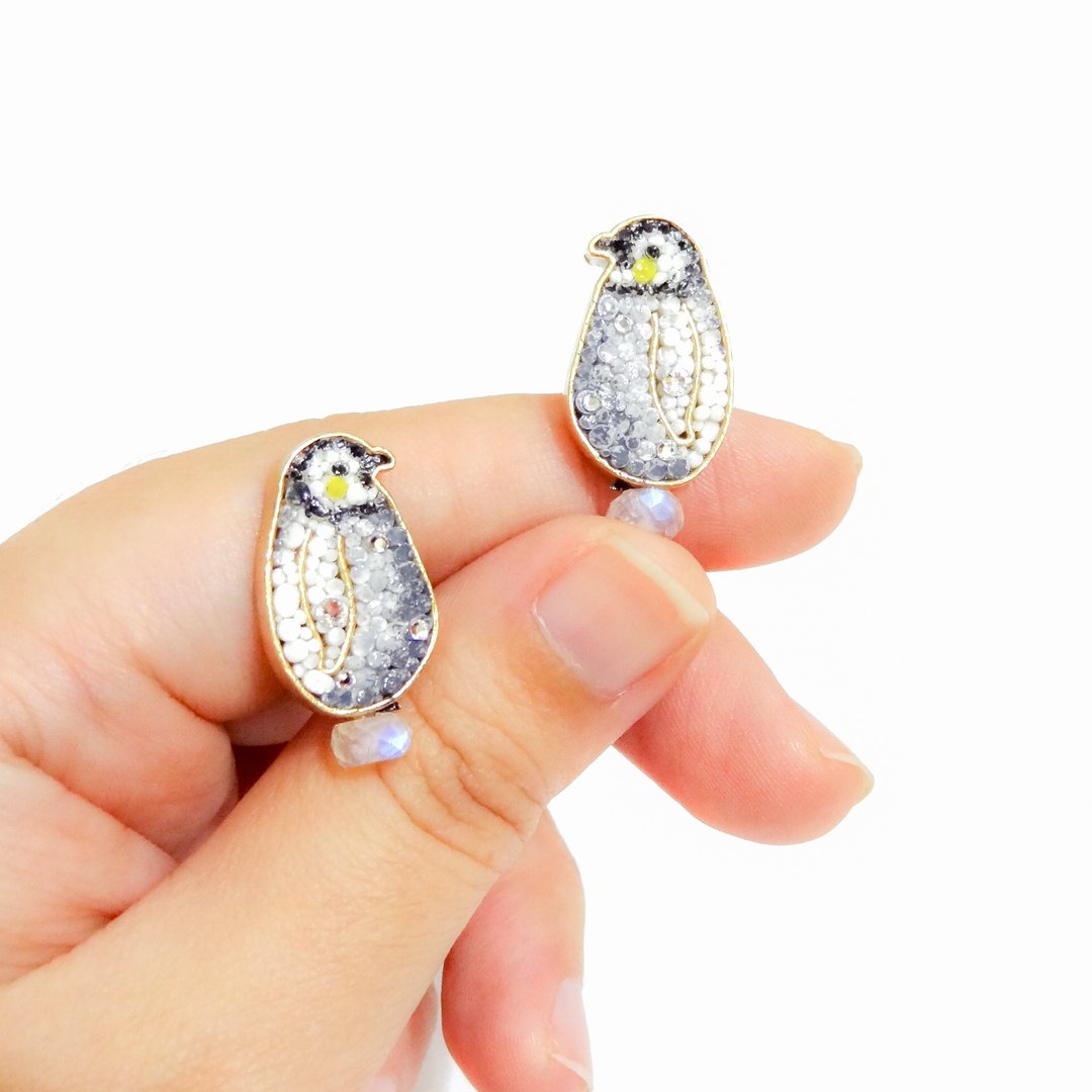 手工珠宝饰品 马赛克Mosaic系列 国王企鹅baby月光石耳环 预购 - 耳环/耳夹 - 珐琅 