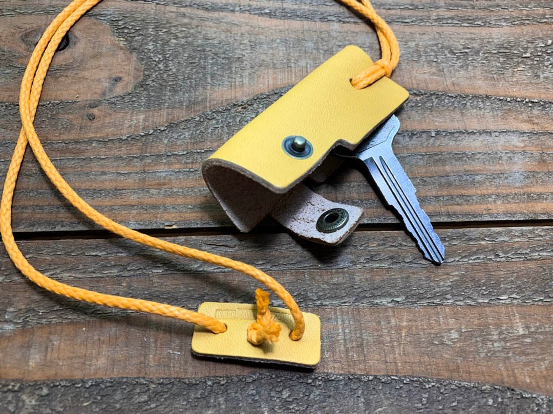 The OTONA key is a vivid yellow that stands out, and it's OK to connect it with the adult key chain pants OKK-YYY-Y - 钥匙链/钥匙包 - 真皮 黄色