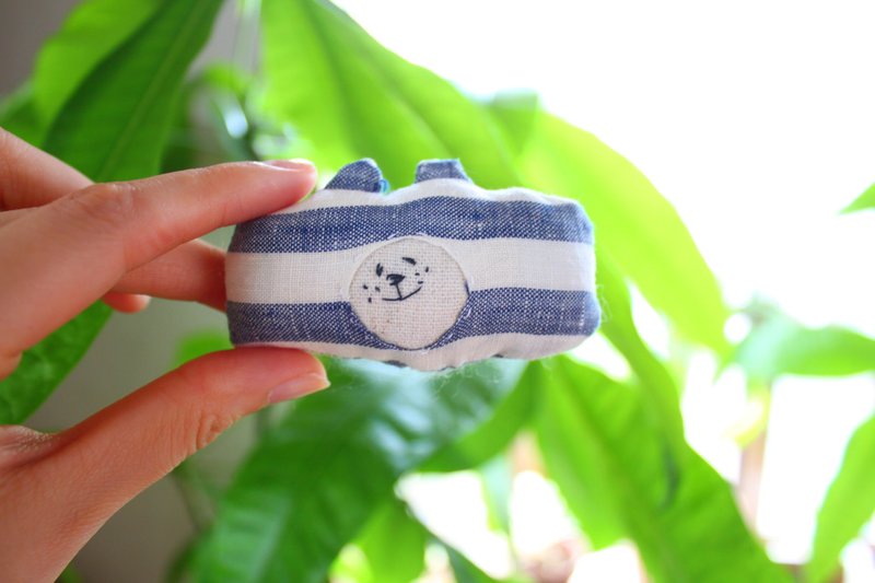 A brooch or  Hair rubber  muu. - 胸针 - 棉．麻 蓝色