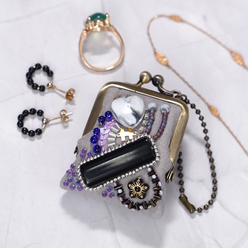 迷你珠饰刺绣零钱包 No.69 灰色纱布 可作项链・包包吊饰 饰品收纳盒 手绣独一无二 - 吊饰 - 棉．麻 灰色