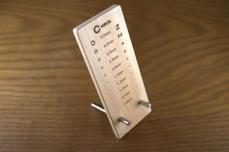 A smartphone stand that can be used when not in use. Vision test - 摆饰 - 木头 咖啡色