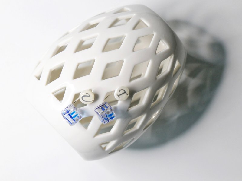 你的方糖式 字母S925耳钉 配 几何蓝 小号彩绘菱方块玻璃耳塞 - 耳环/耳夹 - 玻璃 蓝色