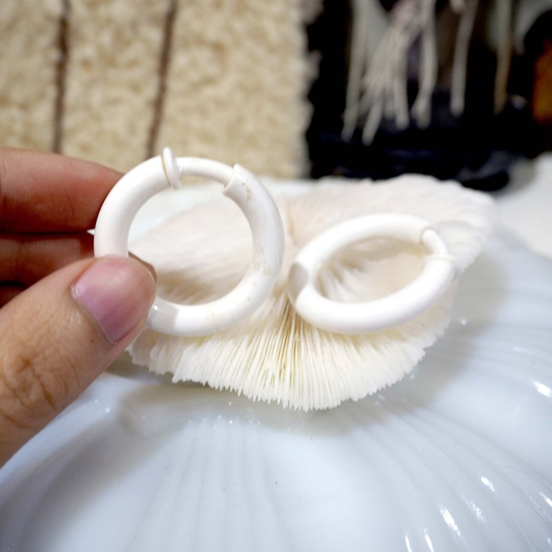 白色圆型树脂圈型夹式耳环耳夹 贵妇 日本高级二手古着珠宝首饰 - 耳环/耳夹 - 其他材质 白色