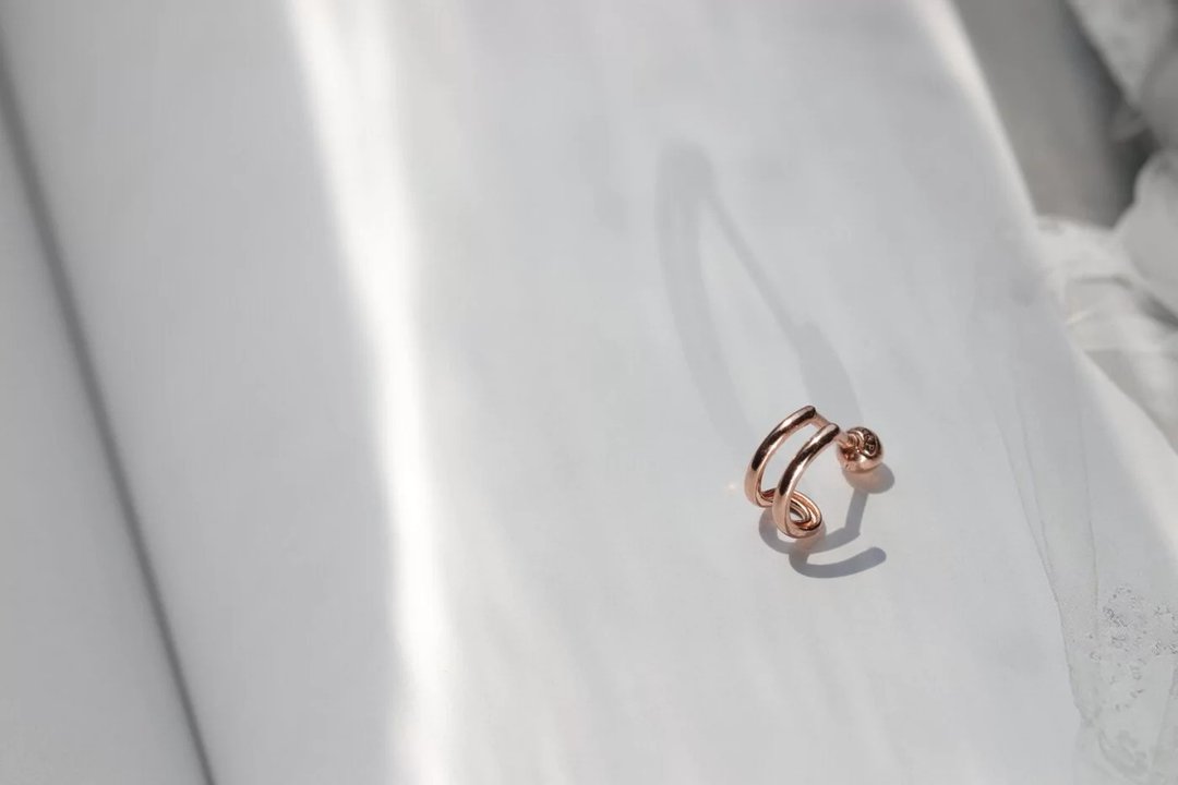 14K Double C Rose Gold Piercing 双C转珠耳环(单个) - 耳环/耳夹 - 贵金属 金色