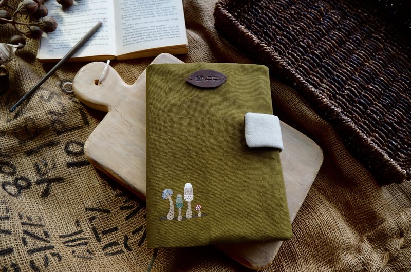 手绘森林里的小蕈菇布书套  内里依现货更改 - 书衣/书套 - 棉．麻 绿色