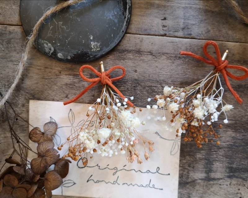 皮革蝴蝶结和花朵 耳环 / 耳夹 /抗过敏 / 焦糖玛奇朵色 - 耳环/耳夹 - 真皮 红色