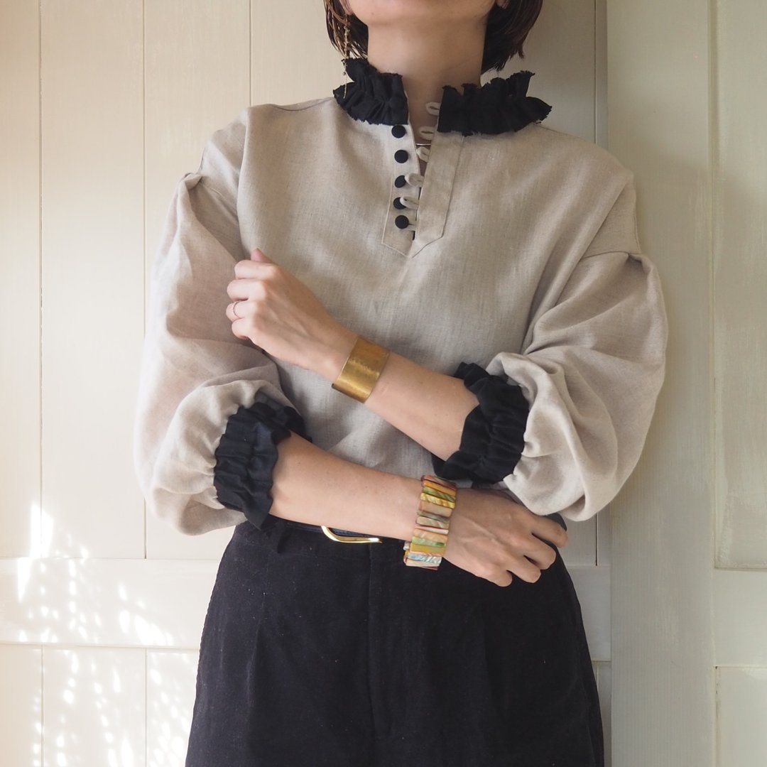 Kinari x Black Frill High Neck Blouse Linen Blouse - 女装衬衫 - 棉 卡其色