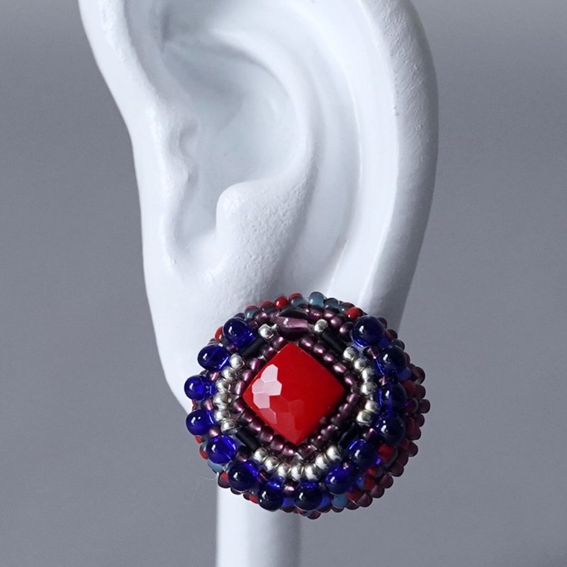 喋喋不休的耳针 8 圆形 方形 红色 大尺寸 医疗级不锈钢耳针 独一无二 珠饰刺绣 - 耳环/耳夹 - 玻璃 红色