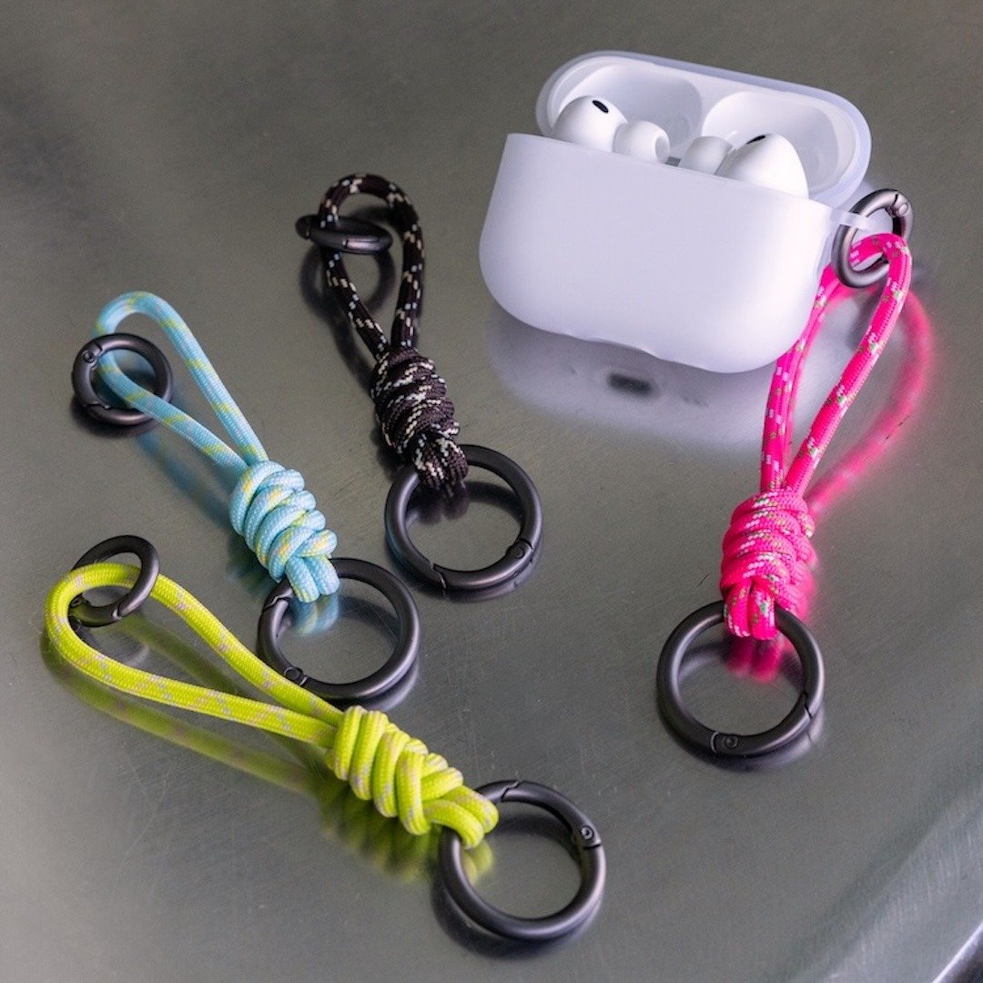 ESSENTIALS | AirPods Pro 3 防尘防撞半透明软胶保护壳附手绳 - 耳机收纳 - 塑料 