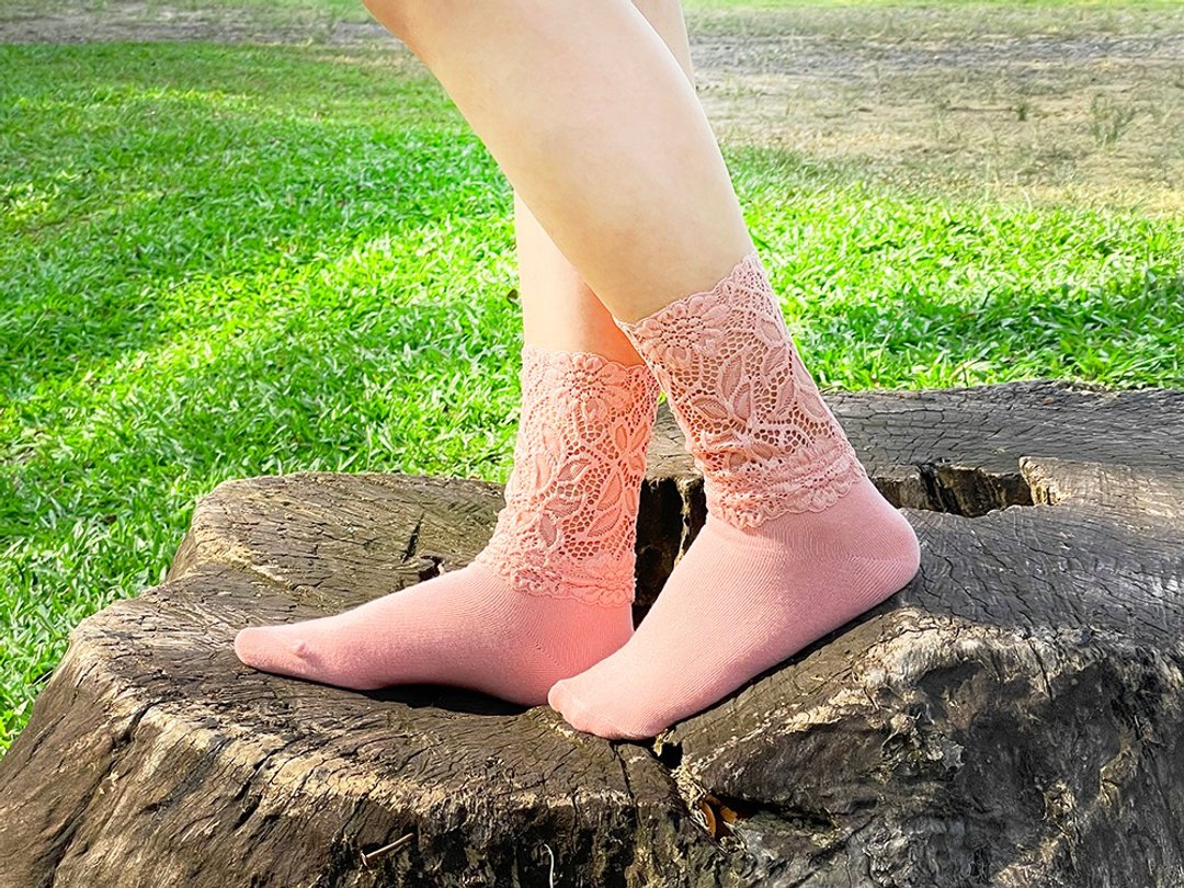 Unn日系花雨蕾丝推推袜 短袜 袜子 鞋履袜品 socks 中筒袜 冬天袜 - 袜子 - 棉 黑色
