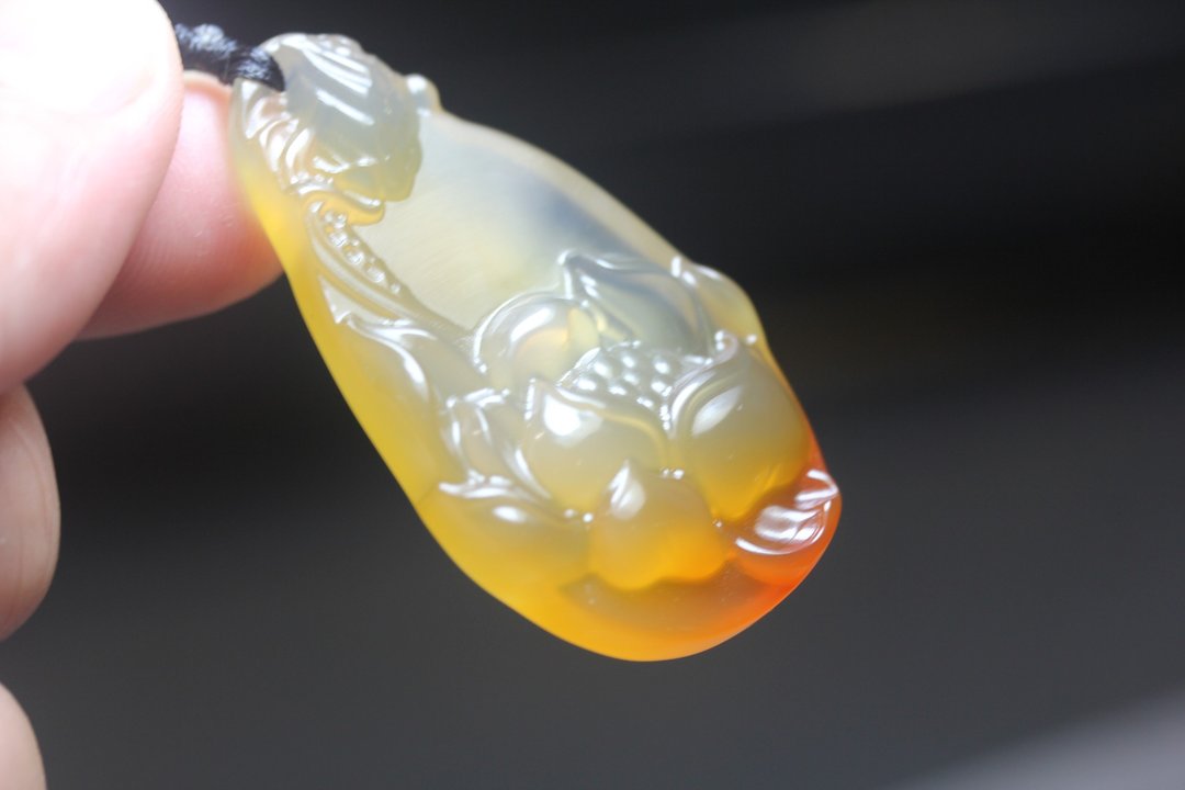 【荷花】天然北红玛瑙 挂件 莲蓬吊饰 项链 莲花毛衣链 设计 - 项链 - 玉石 黄色