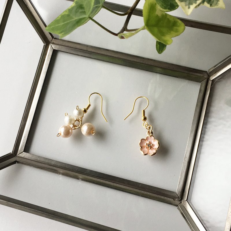 Sakura and pearl earrings - 耳环/耳夹 - 其他金属 粉红色