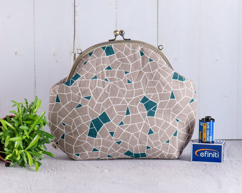 【阿嬷家的浴缸】复古金属口金包-大款 #背包#日式#肩背#花布 - 侧背包/斜挎包 - 棉．麻 灰色