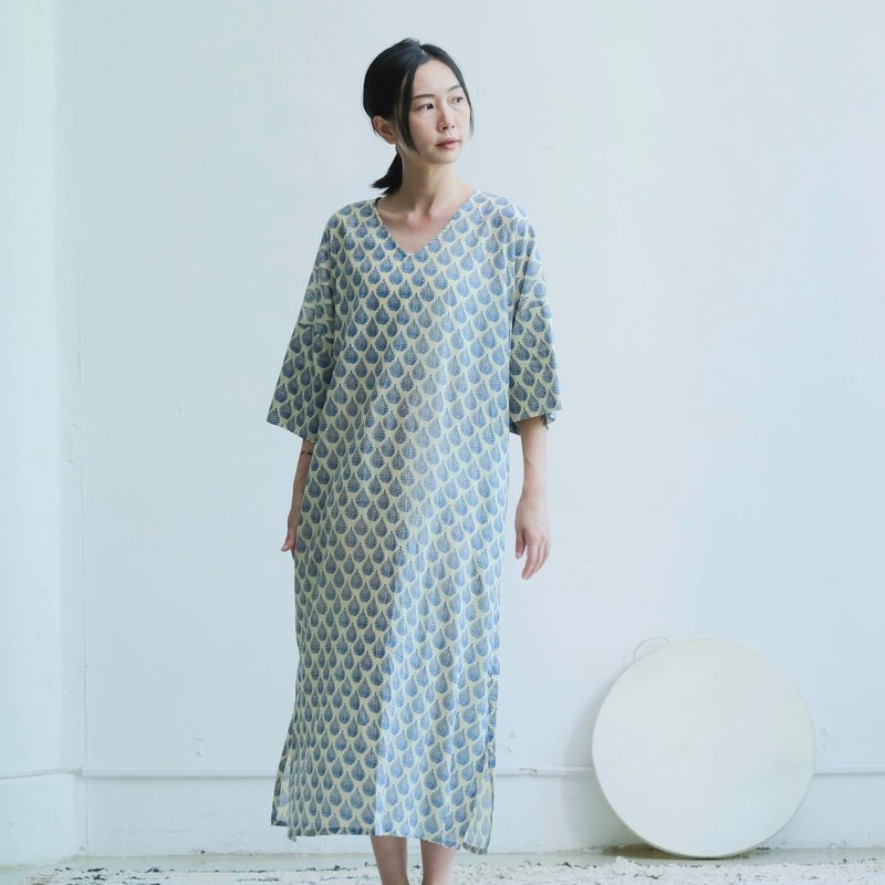 OMAKE V领口袋长洋装 / 巴里纱 盖染蓝羽 - 洋装/连衣裙 - 棉．麻 蓝色