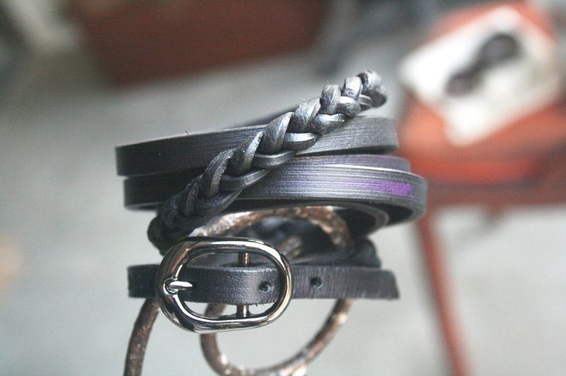 atwill。编织 雅皮士原生刷色钉扣牛革六层缠绕牛皮手环/紫黑渐层 - 手链/手环 - 真皮 黑色