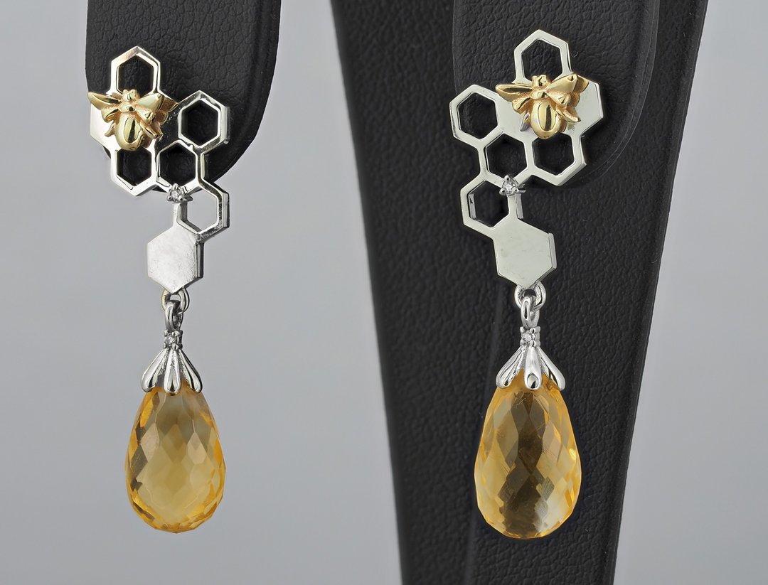 Bee on honeycomb 14k gold earrings studs with citrines briolettes - 耳环/耳夹 - 贵金属 橘色