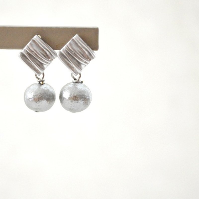 Earrings / Rhombus Cotton Pearl Pierce Matte Silver (silver925post) - 耳环/耳夹 - 其他金属 灰色