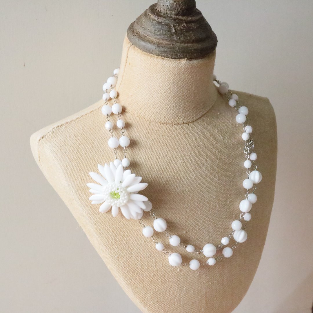 Demi Parure White White Short Long 2way Wearing Elegant Costume Jewelry Set with Gerbera Brooch and Czech Beads Double Necklace - 项链 - 玻璃 白色